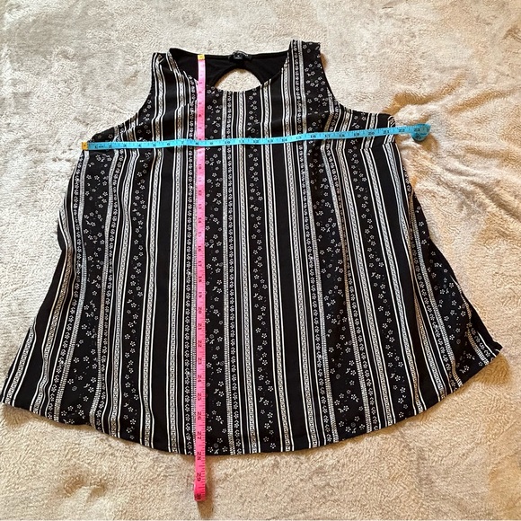 Lane Bryant black and white sleeveless blouse Size 16 - Picture 7 of 7